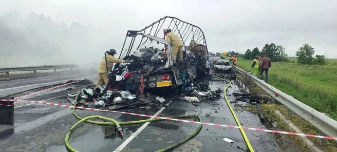 В аварии погибли 3 человека, еще 2 — пострадали | Источник: ГКУ СО «Центр по делам ГО, ПБ и ЧС»