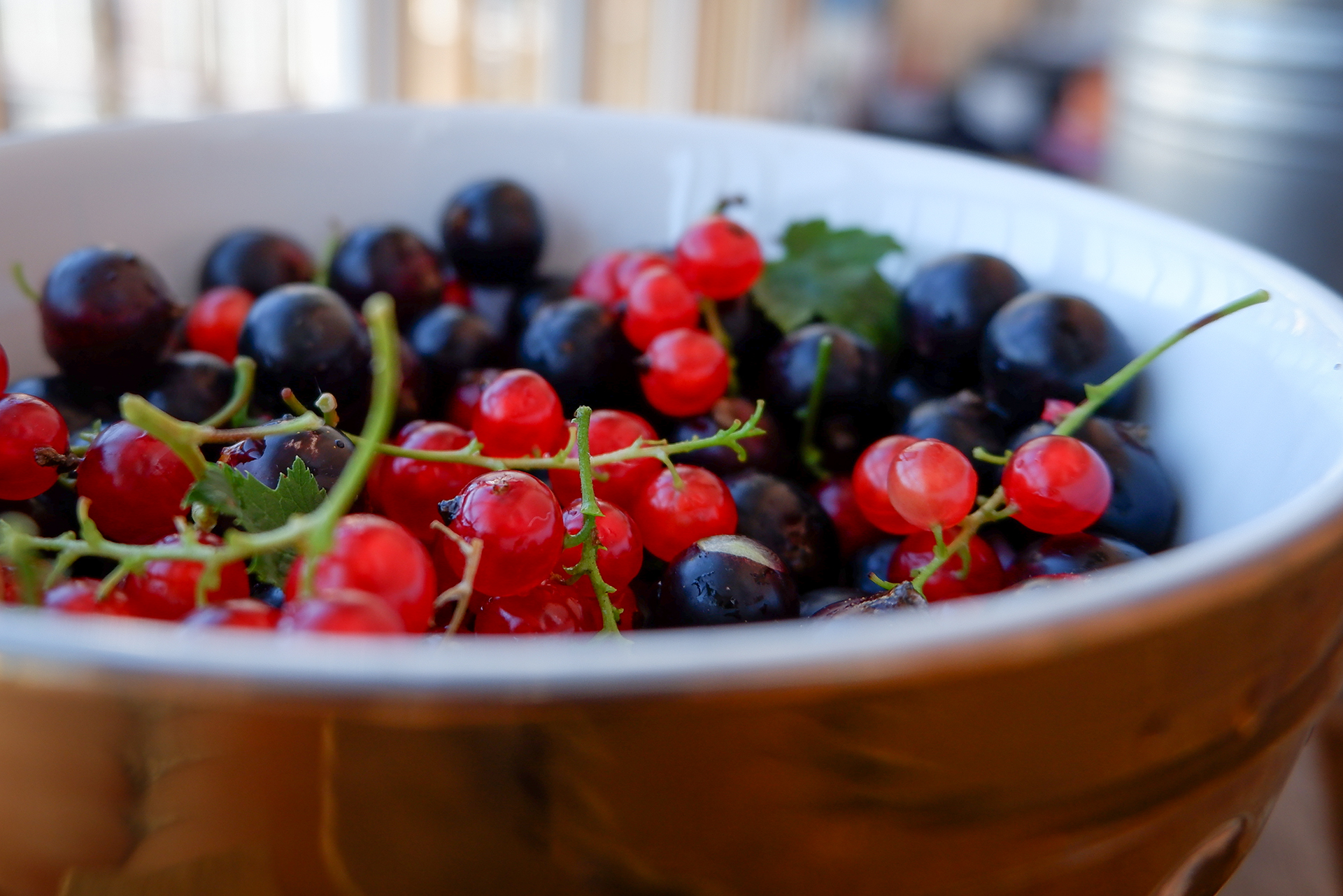 Курганцы активно продают ягоды со своих огородов. Почем литр?