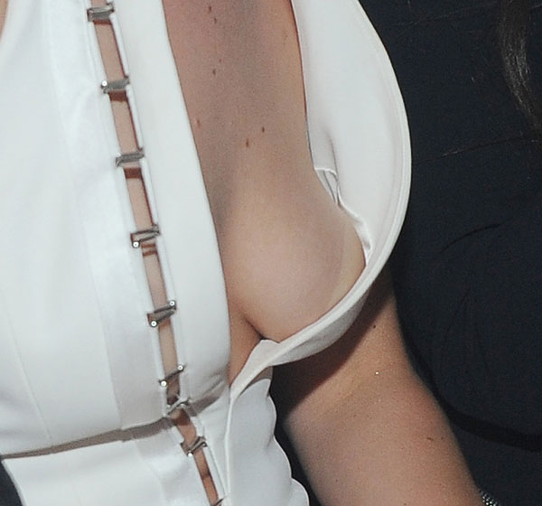 Модный конфуз: Дженнифер Лоуренс показала грудь. 