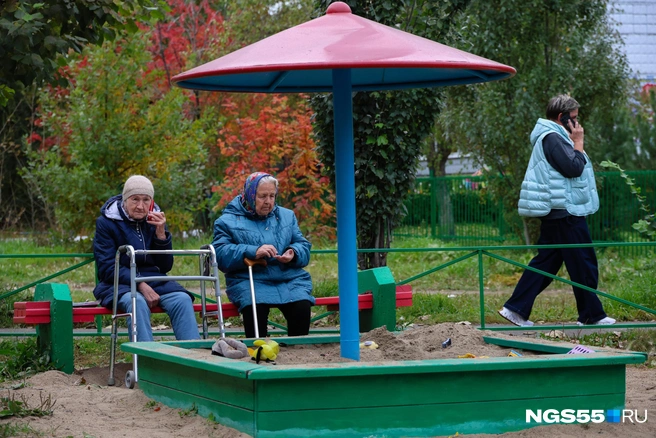 Бабушки сидят во дворе до самых заморозков | Источник: Евгений Софийчук / NGS55.RU