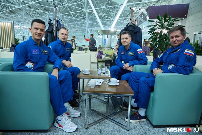 В прошлый раз, когда «Роскосмос» возил пассажиров на север для наблюдения полного затмения луны, в зале ожидания можно было пообщаться и сфоткаться с космонавтами | Источник: Дмитрий Толстошеев / MSK1.RU