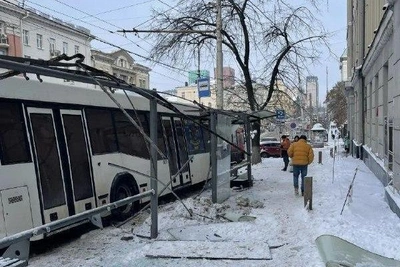 Buses race and destroy bus stop in Rostov
