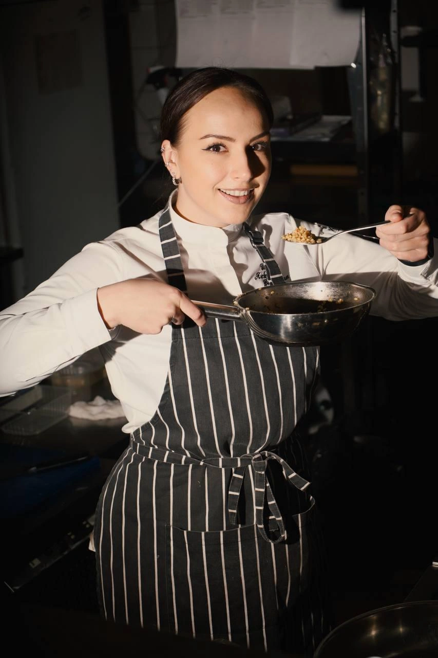 Карьеру в общепите Валентина строила с нуля — она чистила и мыла овощи, а теперь руководит командой поваров | Источник: unknwnbistro / t.me