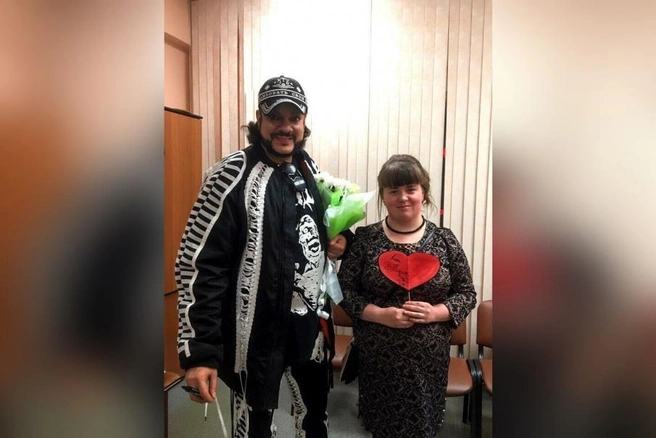 Участницам фан-клуба удалось не только побывать на качественном шоу исполнителя, но и взять автограф и пообщаться с ним после концерта | 29.ru