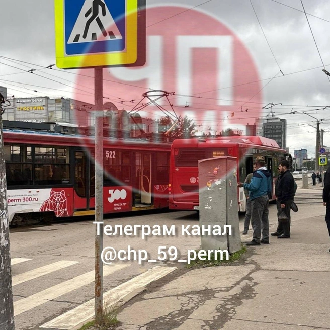 Столкнулись автобус и трамвай | Источник: ЧП Пермь / Telegram