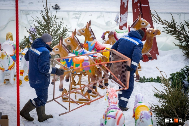 Пластиковых лошадок уносят в стойло до следующего Нового года  | Источник: Владислав Лоншаков / E1.RU