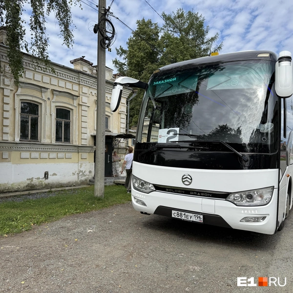 Группу возят на автобусе | Источник: Ирина Шутько / E1.RU