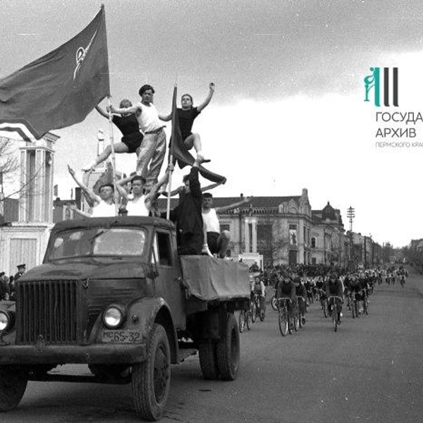 Демонстрация на площади Окулова (ныне — сквер Уральских добровольцев) в 1954 году | Источник: Государственный архив Пермского края