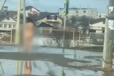 Девушка гуляла голой под Екатеринбургом и попала в больницу