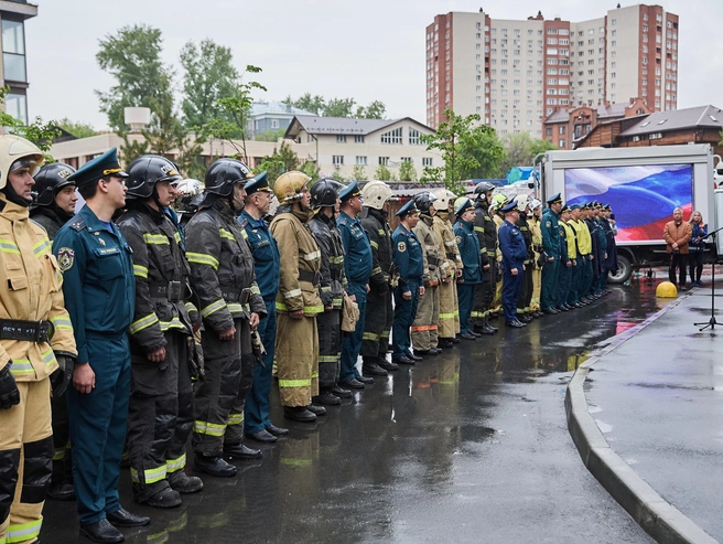 Участники преодолевали дистанцию в полном боевом снаряжении. | Источник: Александр Ощепков / NGS.RU