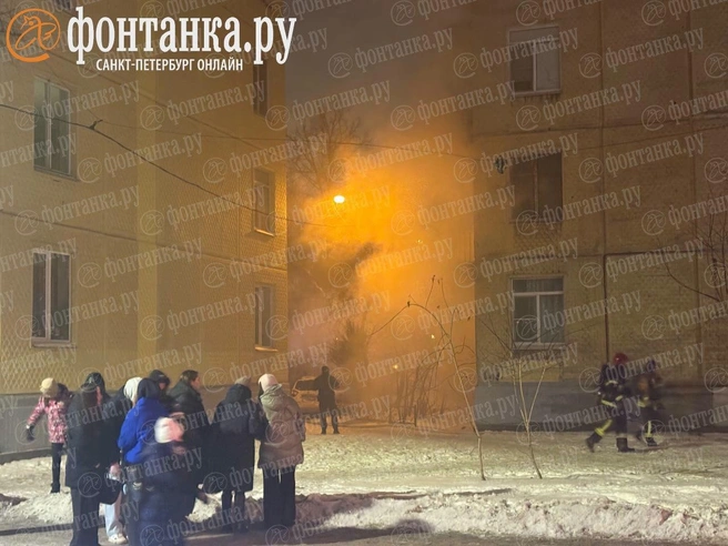 На Кантемировской горит пункт сбора гуманитарной помощи для СВО. Туда бросили коктейль Молотова | Источник: Дарья Драй / «Фонтанка.ру»