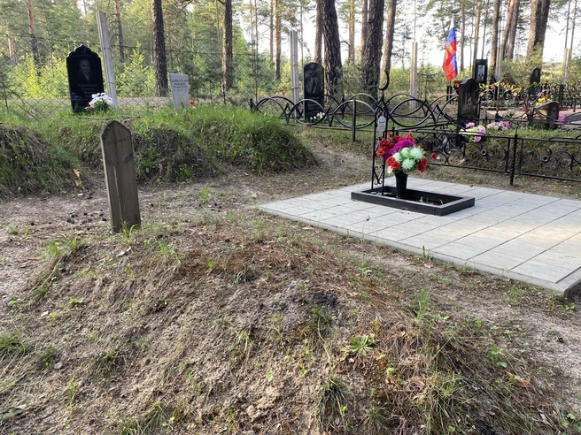 На деревянном «памятнике» можно разглядеть надпись | Источник: Ирина Господаренко / NGS22.RU