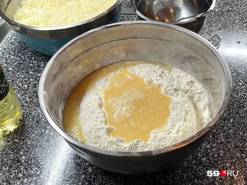 Аккуратно вливаем яичную смесь | Источник: Тома Минадзе / 59.RU