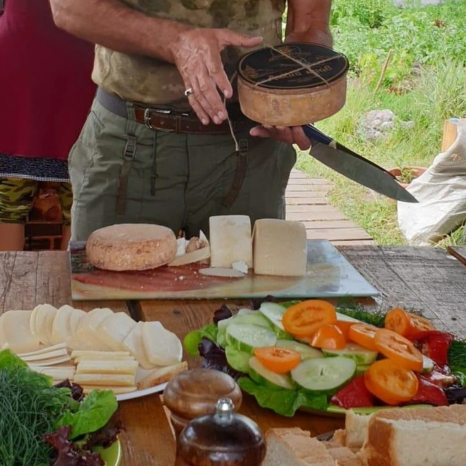 Гостей фестиваля ждут деликатесы: сыр, плов, уха и мясо на углях | Источник: Vk.com / crayfishevent