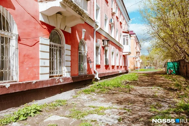 Небольшие дома и кварталы&nbsp;— это очень уютно. Но состояние тротуара вызывает вопросы | Источник: Кирилл Башинский / NGS55.RU