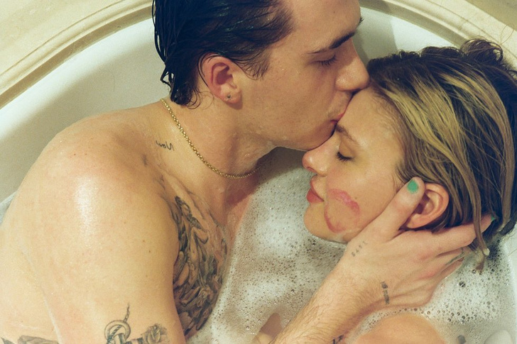 В честь первой годовщины отношений Бруклин и Никола опубликовали фото из ванны