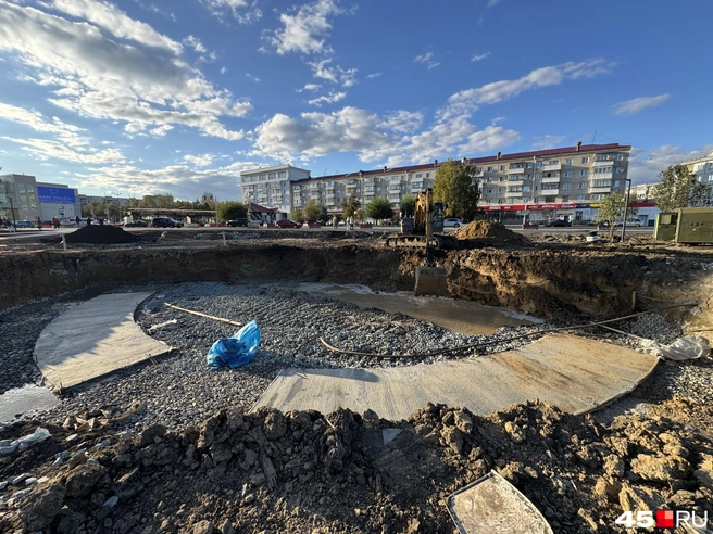 Рядом с фундаментом всё залито водой  | Источник: Юлия Король / 45.RU