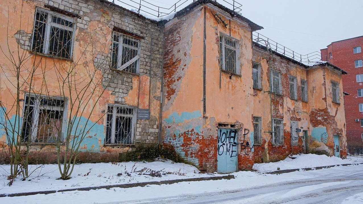 ПГНИУ хочет построить здание на месте заброшки во дворах на Краснова: фото дома