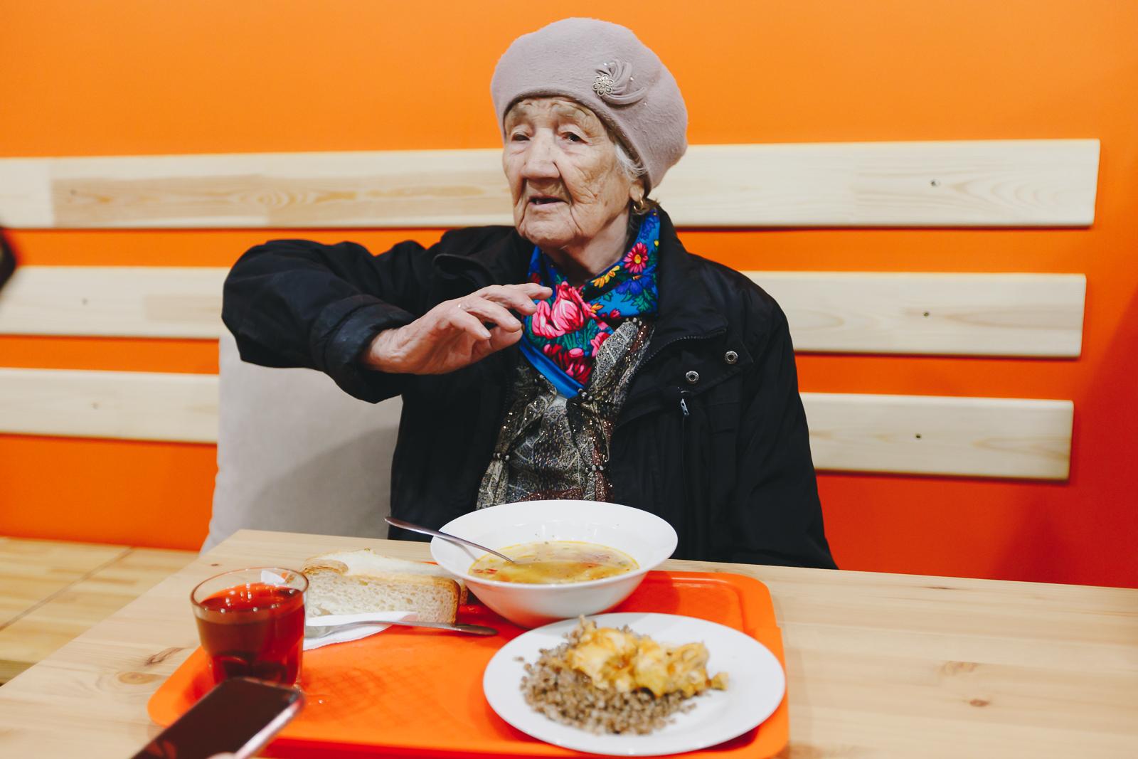 Обеды старикам. Старики обедают. Благотворительные обеды для пенсионеров блюда. Бабушка накормит. Бесплатные обеды для одиноких пенсионеров в Челябинской.