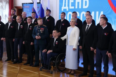 Семьям защитников из ЕАО передали медальоны с погонами