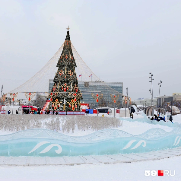 Днем в городке было не так людно, но в новогодние каникулы здесь ожидаются народные гулянья | Источник: Ирина Тропина / 59.RU 