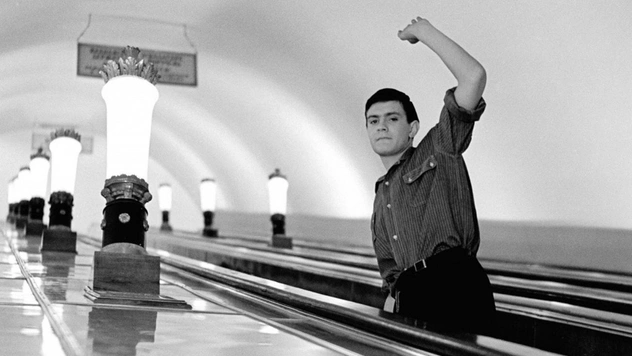 Почему поручни эскалатора едут быстрее ступенек?