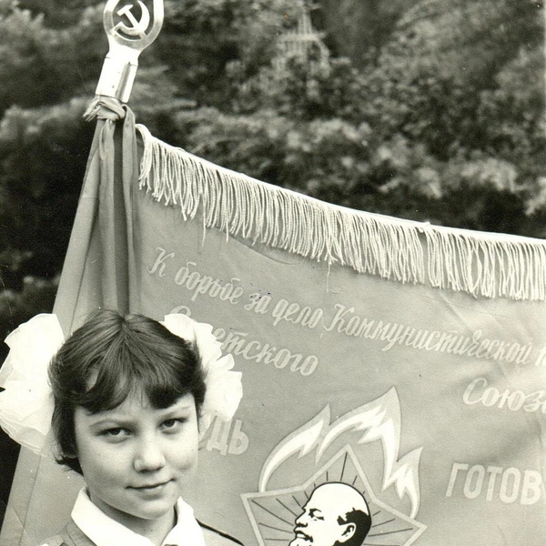 Ольга Бабушкина (Жукова) на фоне знамени из «Артека» 1984 года | Источник: личный архив Ольги Бабушкиной