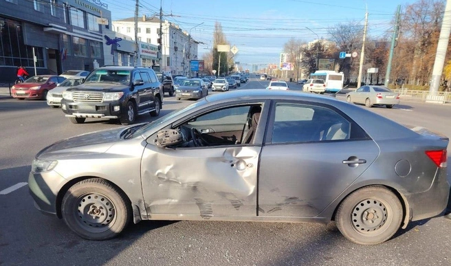 Автомобиль получил повреждения | Источник: МВД России по Воронежской области / T.me
