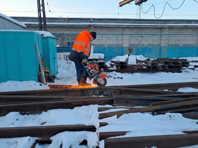 В настоящее время рабочие заняты демонтажем старых рельсовых конструкций. | Источник: chelget / t.me