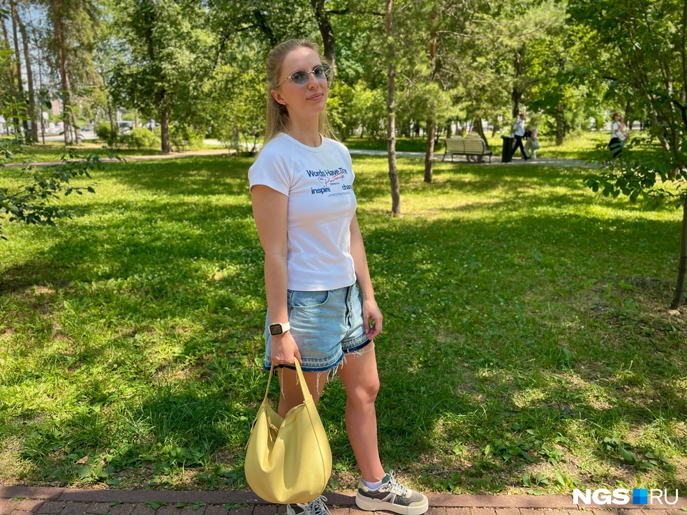 Алёна с интересом наблюдает за стилем горожанок | Источник: Алёна Золотухина / NGS.RU