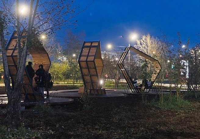 Стоят на лавочках в день открытия | Источник: Руслан Симушин / CHITA.RU