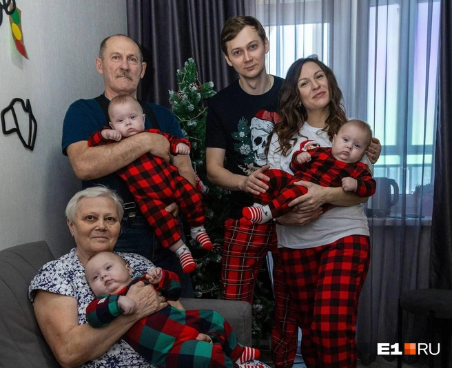 Кристина рассказала, что им по возможности помогают все родственники, но главные помощники — бабушки и дедушки | Источник: Кристина Пристромова