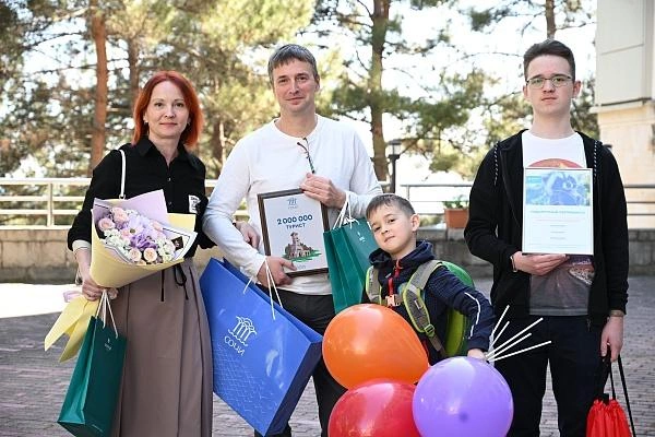 Двухмиллионный турист с семьей | Источник: sochi.ru