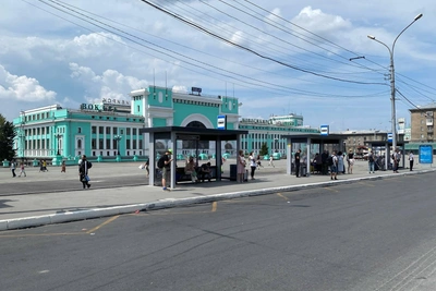 На привокзальной площади Новосибирска уложили асфальт вместо павильонов