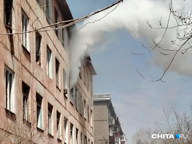 Густой дым валил из окна | Источник: очевидец