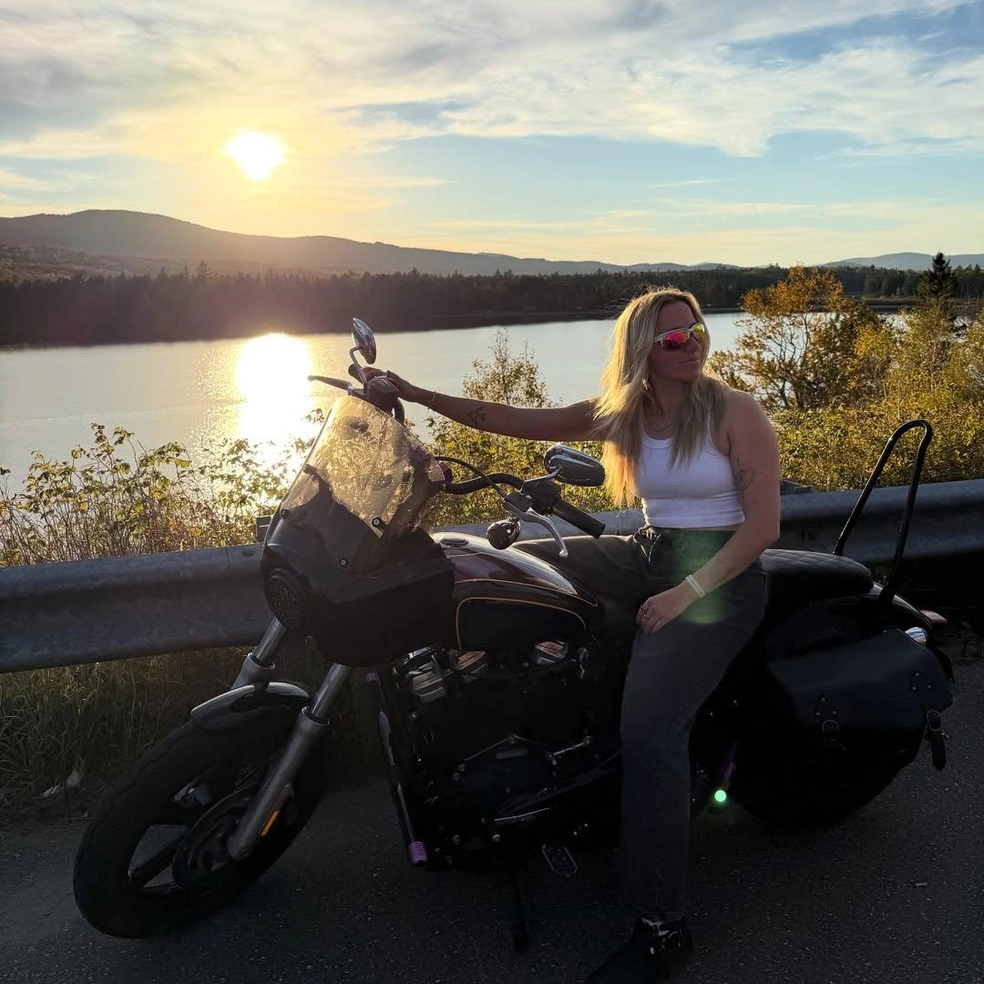Спортсменка, красотка, мотобайкерша! | Источник: laurieblouin1 / Instagram (экстремистская организация, деятельность запрещена на территории РФ)