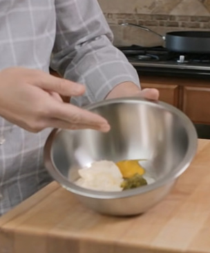 Как приготовить секретный соус для бигмака у себя на кухне: показывает шеф-повар McDonald's (видео)