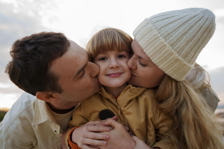 Ребенок не любит обниматься и избегает прикосновений: о чем стоит задуматься родителям