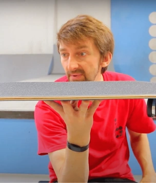 Можно ли сделать кикфлип на скейте с колесиками для Mac Pro за $700 (видео)