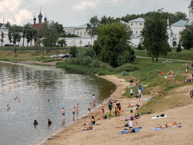 Рисковые ярославцы купаются в Которосли на центральном пляже, хотя вода здесь грязная | Источник: Александр Куренной / 76.RU