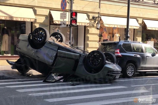 ДТП в Петроградском районе опрокинуло Land Rover на «макушку» | Источник: Фёдор Погорелов/«Фонтанка.ру»