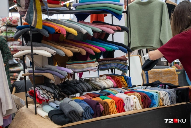 Шапки, платки, перчатки — всё к сезону | Источник: Илья Чикотин / 72.RU