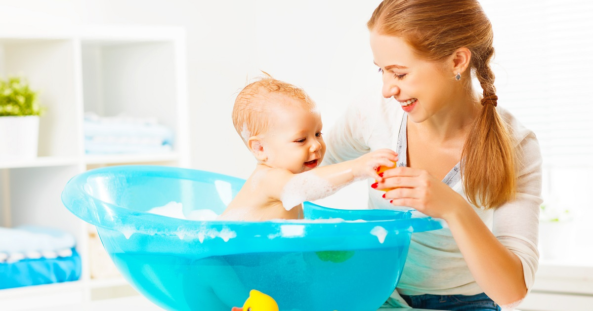 Купание грудничка. Почему нельзя мыть ребенка. Ванночка для детей. Почему нельзя мыть ребенка. Первое купание новорожденного.