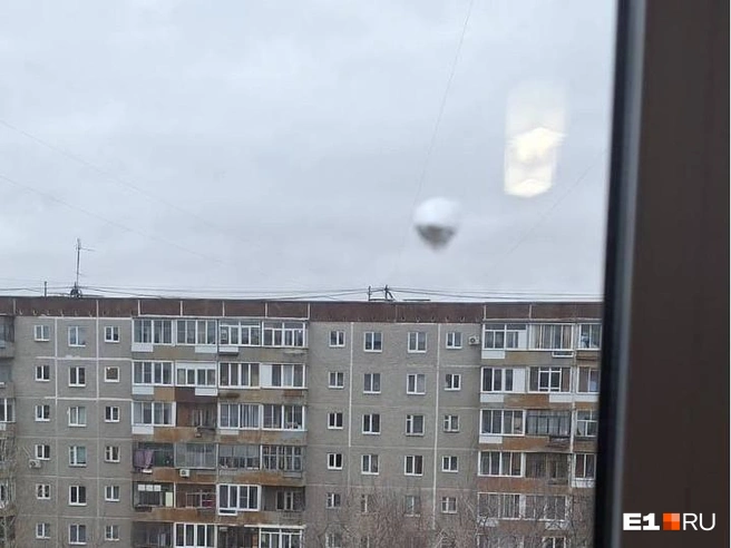 Потерпевшей придется менять окна за свой счет | Источник: читатель E1.RU