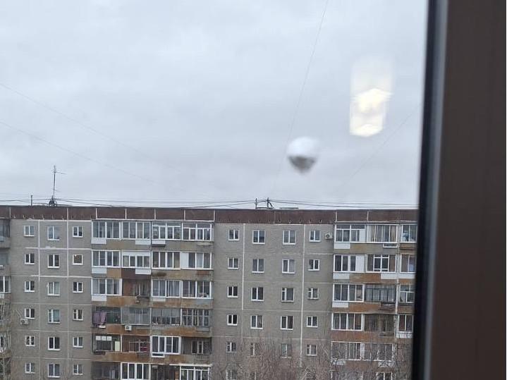 В Екатеринбурге неизвестный обстреливает окна жилых домов