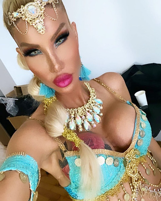 Американец потратил 1 млн долларов, чтобы превратиться в Барби