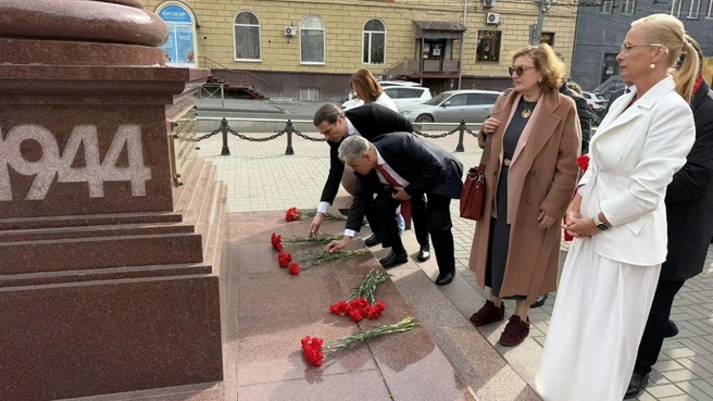 Участники возложили цветы к стеле трудовому подвигу ленинградцев, эвакуированных в Новосибирск в годы ВОВ | Источник: Новосибирская филармония