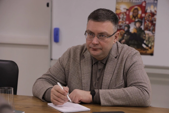 Как указывает РБК, чиновника задержали 18 марта сотрудники ФСБ | Источник: Антон Сериков / VK.com