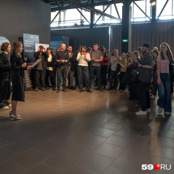 Директор музея Елена Новикова награждает ребят | Источник: Василина Любимова / 59.RU
