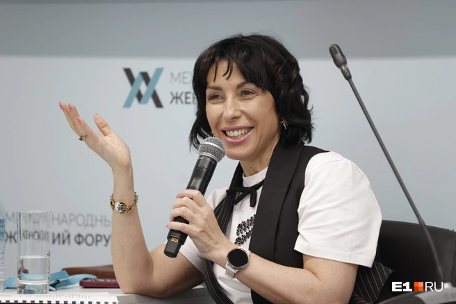 Яркая Татьяна Савинова уже играет важную роль в команде Дениса Паслера и вряд ли поменяет ее на амплуа мэра | Источник: Владислав Лоншаков / E1.RU